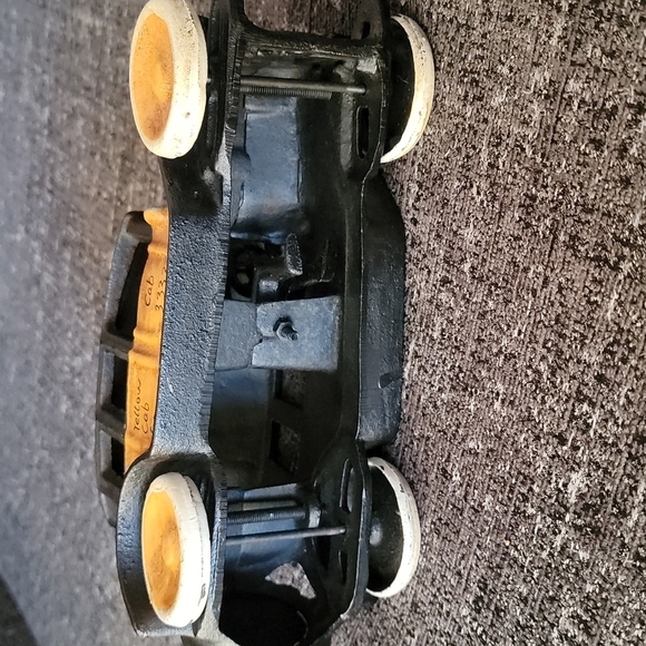 VINTAGE Arcade  9"Cast Iron Yellow Taxi Cab with Taxi driver - Picture 4 of 5